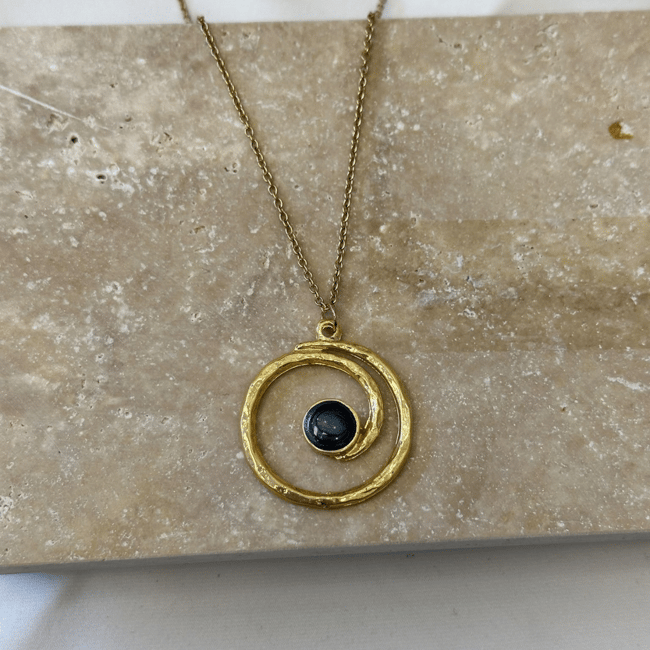 Siyah Taşlı Spiral Halka Dokulu Gold Kolye