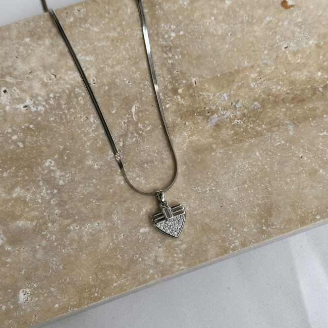 Zirkon Taş İşlemeli Geometrik Üçgen Yılan Zincir Silver Kolye