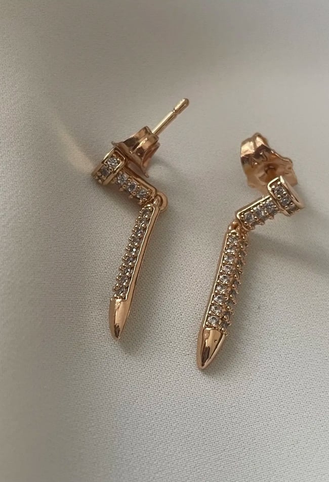 Çivi Sallantılı Küpe 