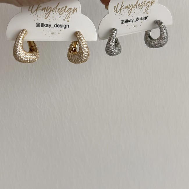 Özel Seri Zirkon Taşlı Kıvrımlı Oval Küpe 1,5cm