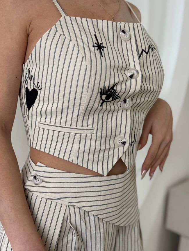 NAKIŞ DETAYLI ÇİZGİLİ YELEK PANTOLON  TAKIM