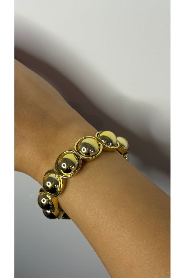 Gold Bombeli Top Detaylı Bileklik – Modern Şık Tasarım