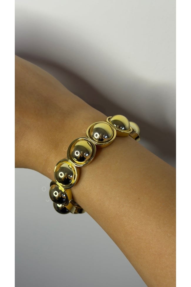 Gold Bombeli Top Detaylı Bileklik – Modern Şık Tasarım