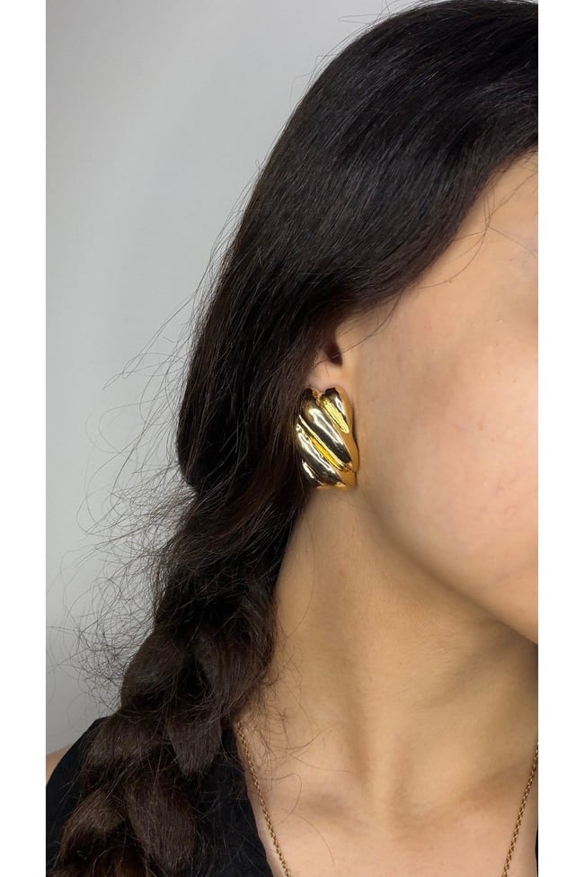 Gold Dalga Form Küpe – Modern Şık Kadın Küpe