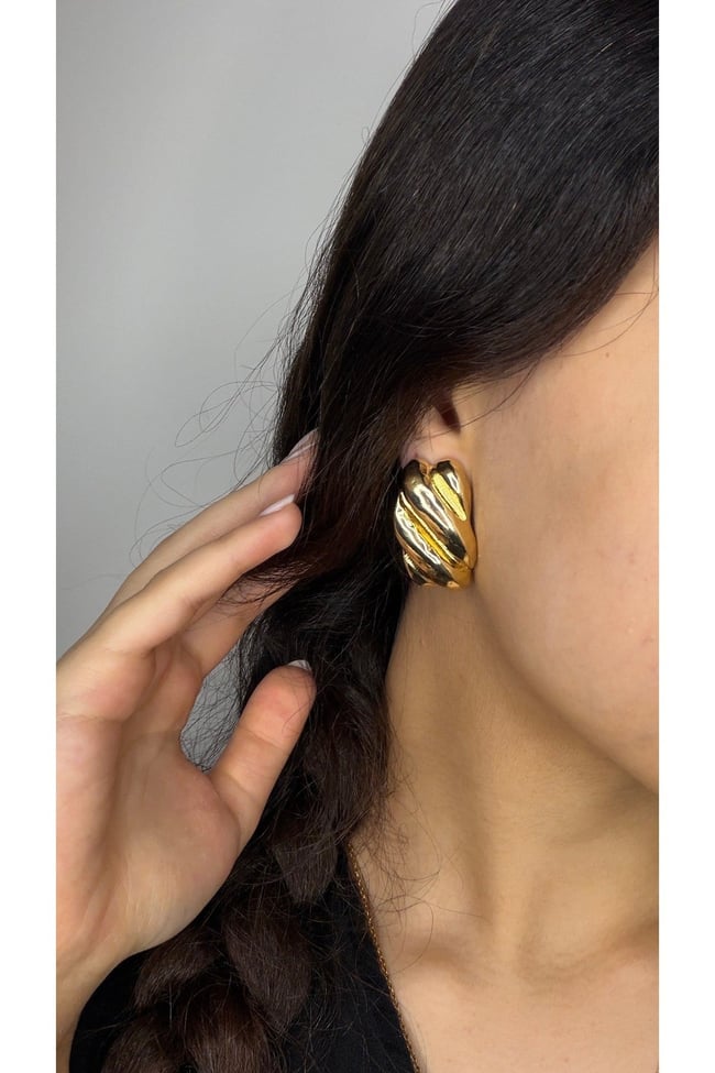 Gold Dalga Form Küpe – Modern Şık Kadın Küpe