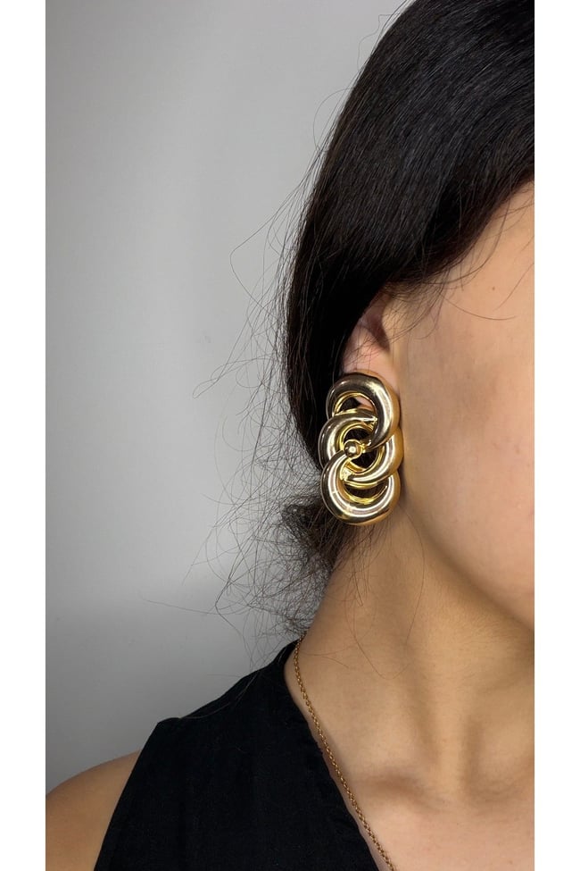 Gold Halka Form Büyük Küpe – Modern Statement Kadın Küpe