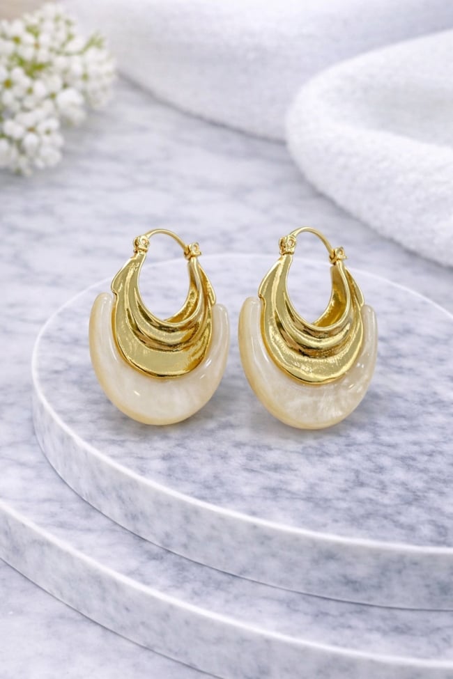 Gold Halka Küpe Krem Detaylı Katmanlı Tasarım Şık Kadın Küpe