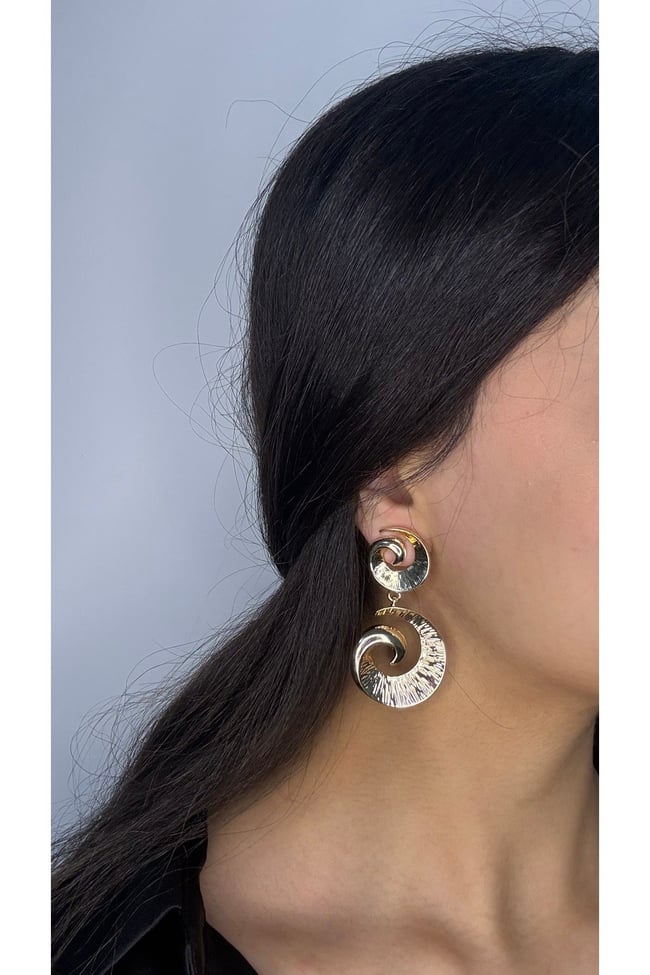 Gold Spiral Desenli Sallantılı Küpe