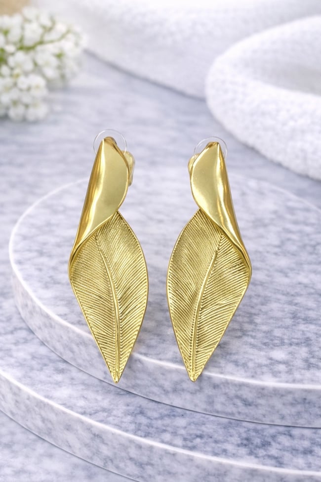 Gold Yaprak Form Sallantılı Küpe