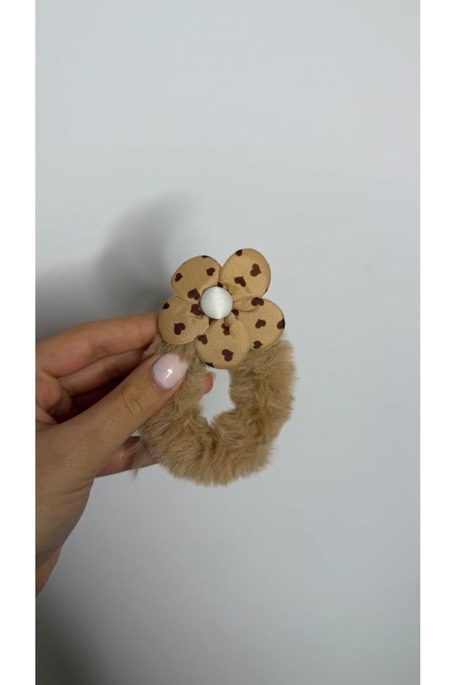 Peluş Çiçek Detaylı Saç Lastiği – Yumuşak Tüylü Scrunchie Toka
