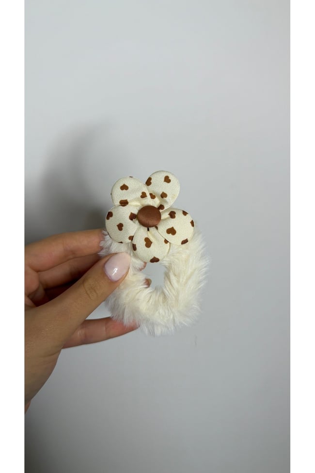 Peluş Çiçek Detaylı Saç Lastiği – Yumuşak Tüylü Scrunchie Toka