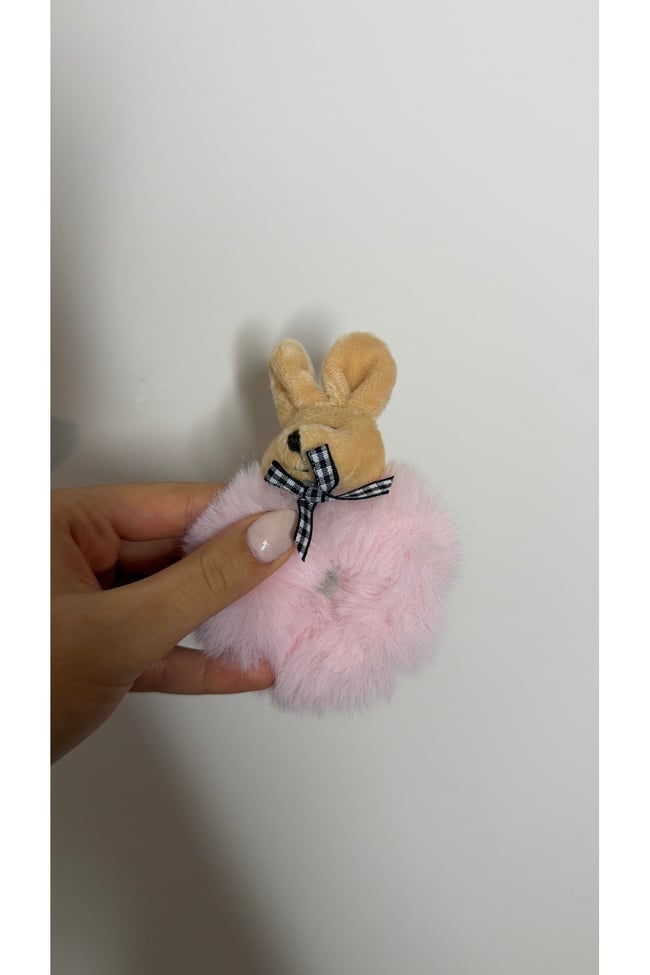 Peluş Tavşan Figürlü Saç Lastiği – Sevimli Tüylü Scrunchie Toka