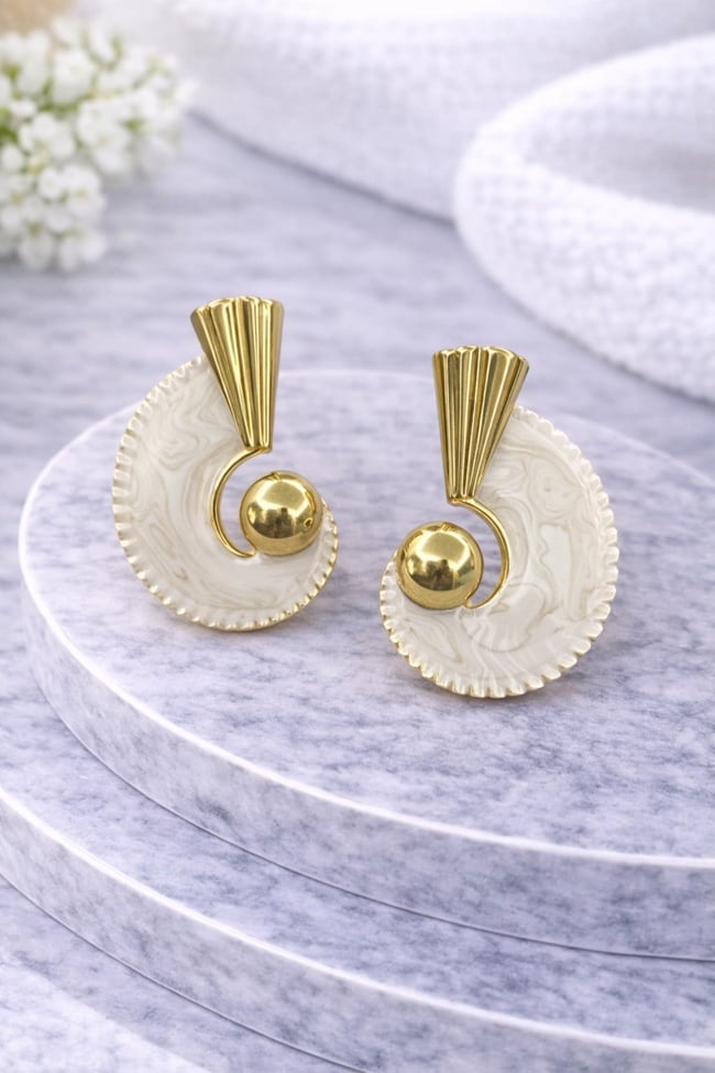 Vintage Desenli Taş Detaylı Gold Beyaz Küpe