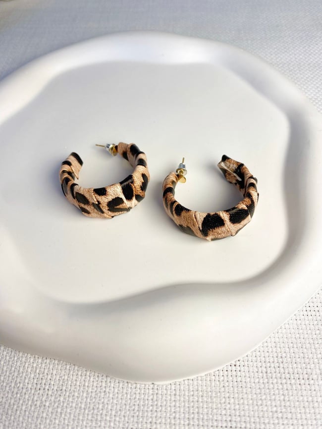 Kadın Küpe İthal Zirkon Sarma Kumaş Görünümlü Leopar Desen Kararmaz Küpe