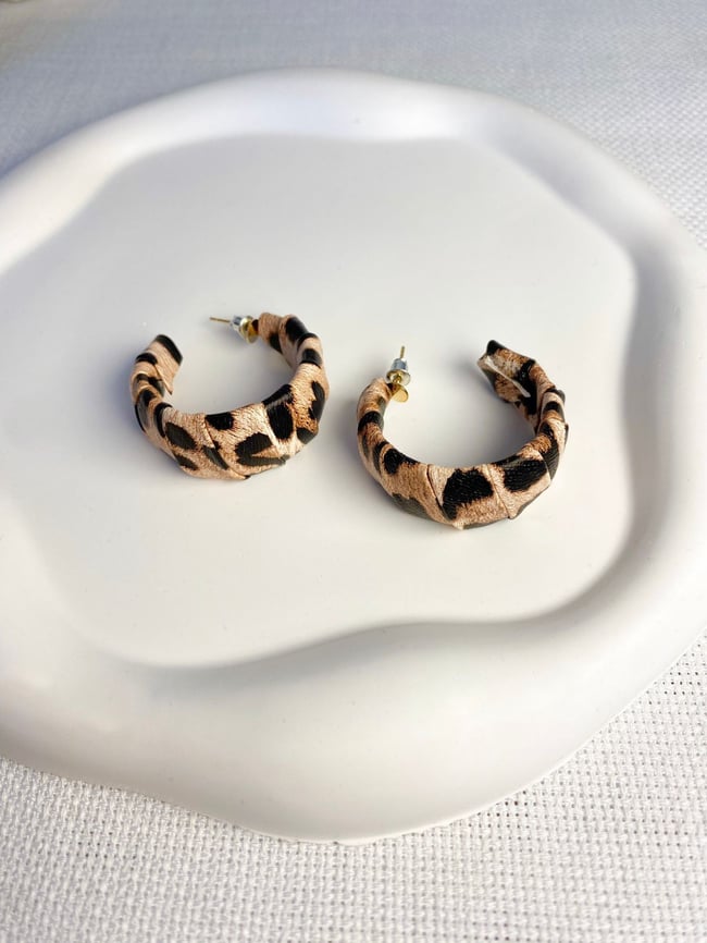 Kadın Küpe İthal Zirkon Sarma Kumaş Görünümlü Leopar Desen Kararmaz Küpe