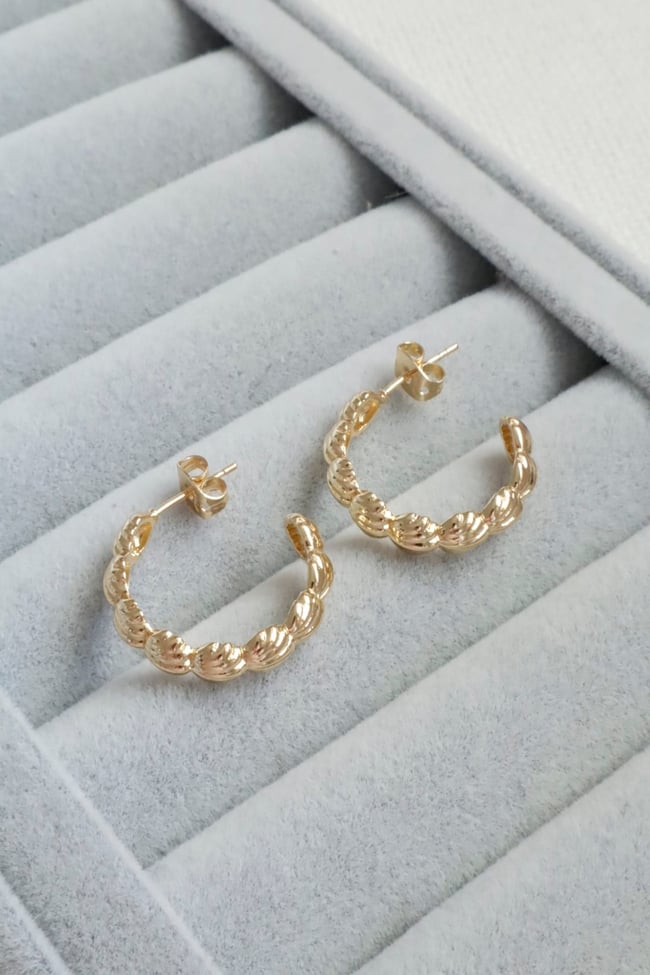 Kadın Küpe Kararmaz 14k Renk Vip Seri Minik Deniz Kabuklu Yarım Halka 2cm Küpe