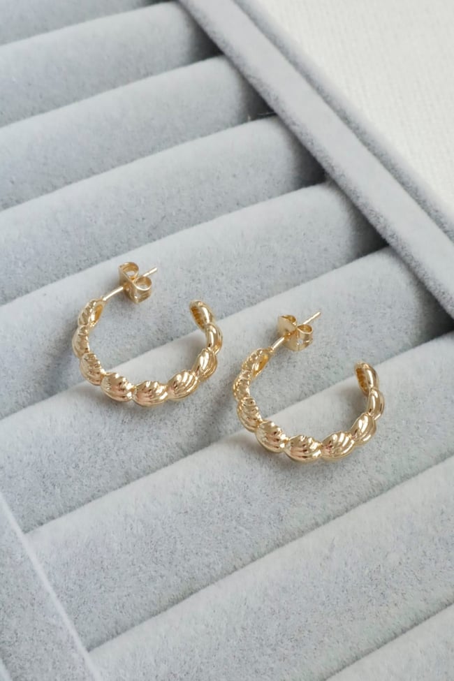 Kadın Küpe Kararmaz 14k Renk Vip Seri Minik Deniz Kabuklu Yarım Halka 2cm Küpe