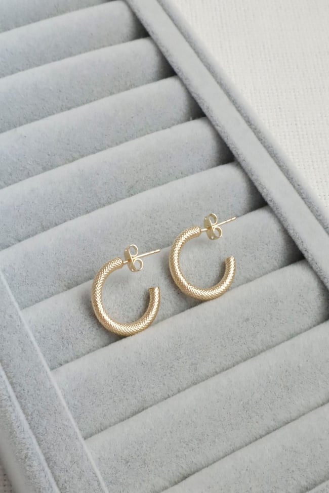 Kadın Küpe Kararmaz 14k Renk Vip Seri Dokulu Yarım Halka Boru 2cm Küpe