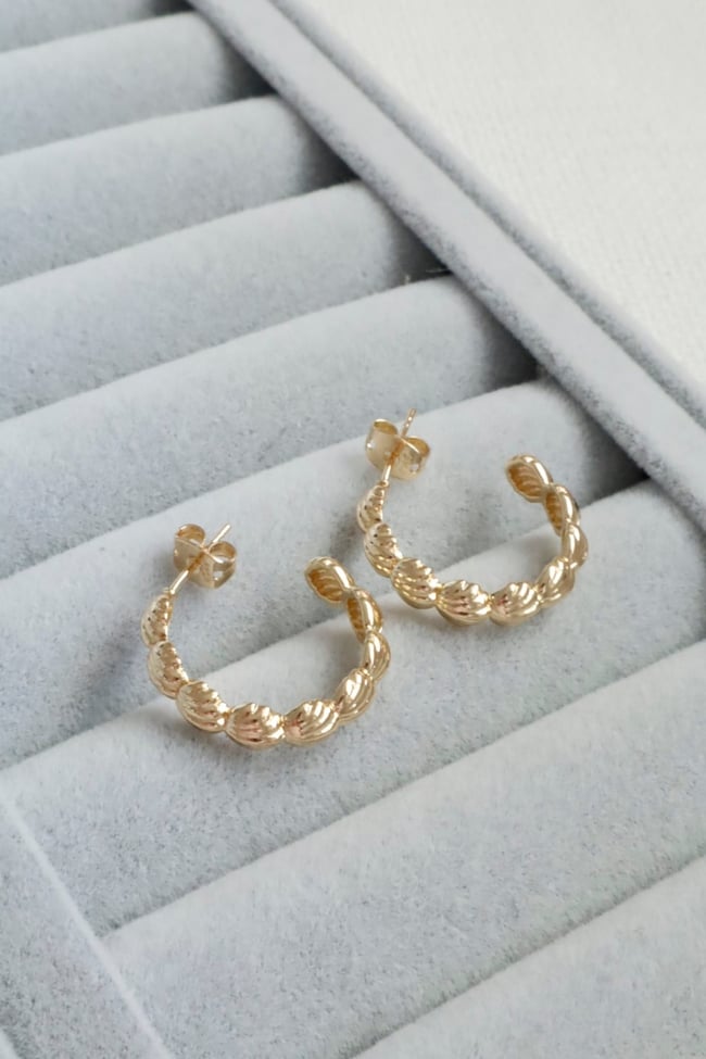 Kadın Küpe Kararmaz 14k Renk Vip Seri Minik Deniz Kabuklu Yarım Halka 2cm Küpe