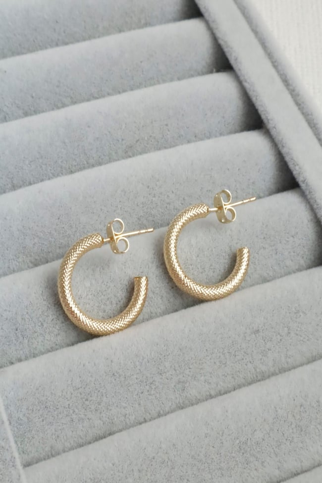 Kadın Küpe Kararmaz 14k Renk Vip Seri Dokulu Yarım Halka Boru 2cm Küpe