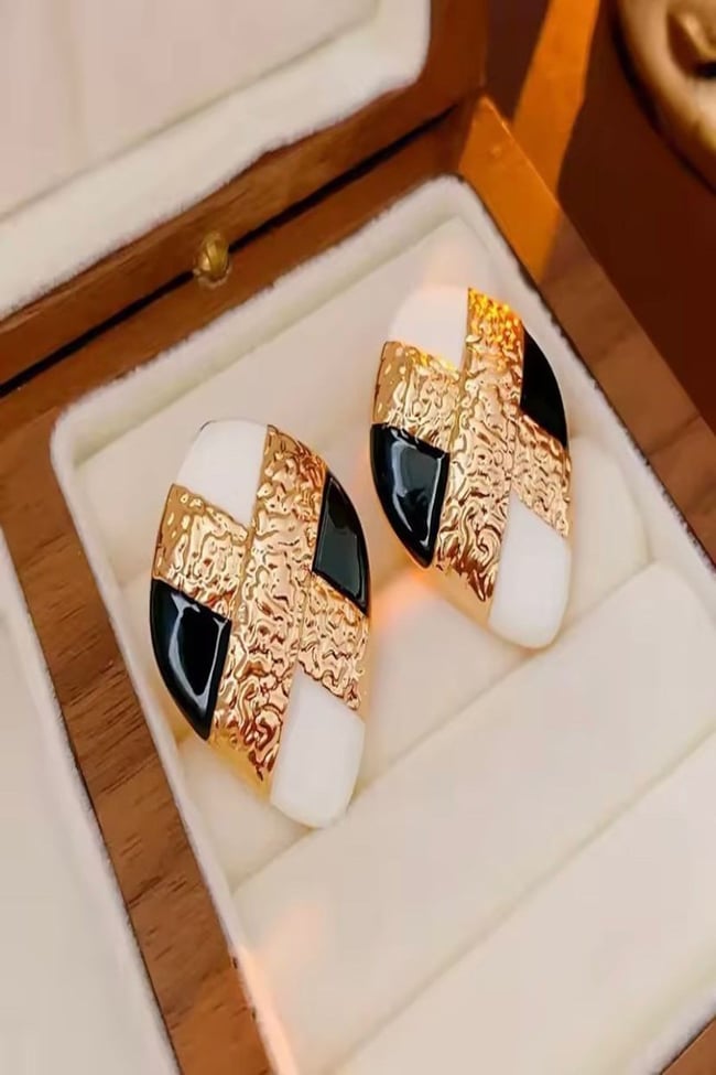 Kadın Küpe Özel Seri İthal Gold İşleme Siyah Beyaz Vintage Küpe