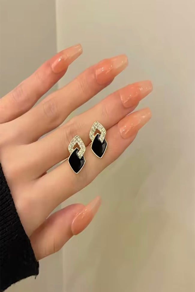 Kadın Küpe Özel Seri İthal Minimal Tasarım Zirkon Taş Siyah Küpe
