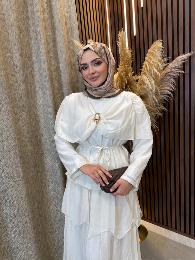 Liana Broş Detaylı Kat Etekli Takım | Bej
