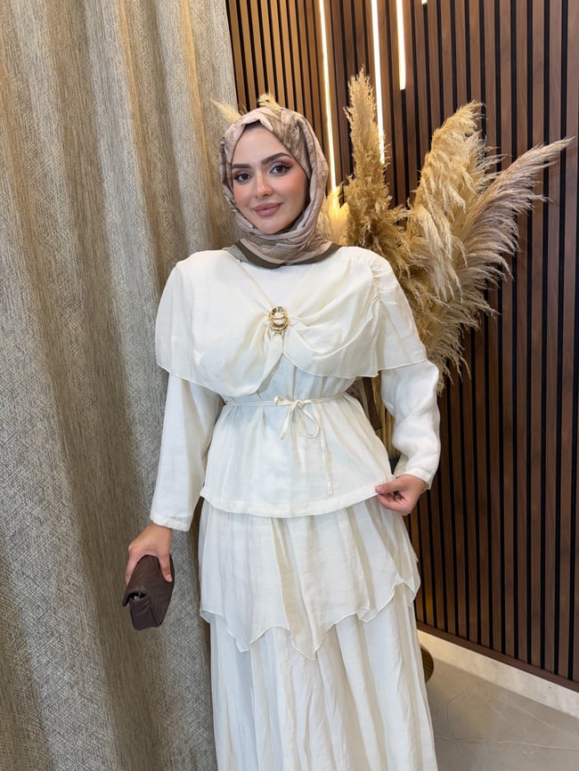 Liana Broş Detaylı Kat Etekli Takım | Bej