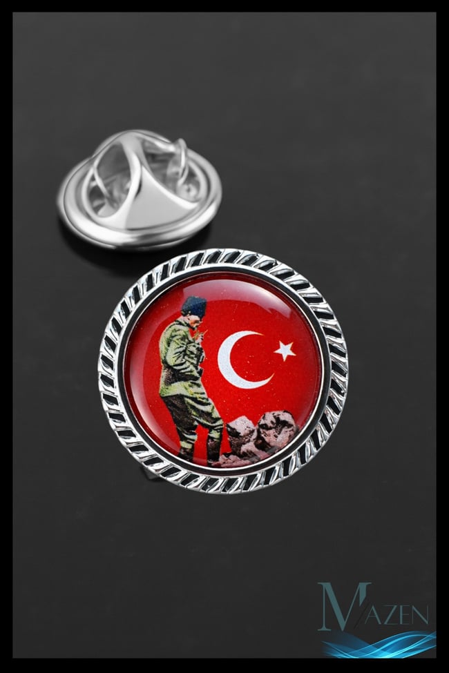 Atatürk Asker Silüet Yaka Rozeti | Türk Bayrağı Zemin | Yuvarlak Metal Rozet