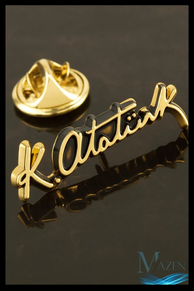 Atatürk İmzalı Yaka Rozeti | Altın Renk | Metal Kararmaz | Kadın Erkek Takı Aksesuar | Rozet