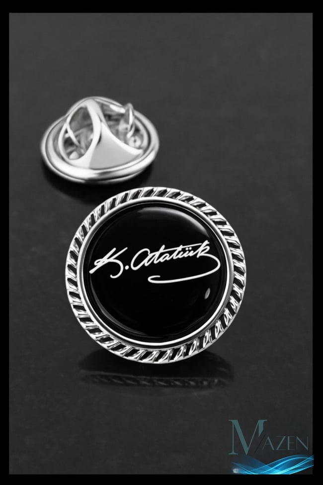 Atatürk İmzalı Yaka Rozeti | Metal Kaliteli | Kararmaz | Unisex Takı Aksesuar | Siyah Beyaz Rozet