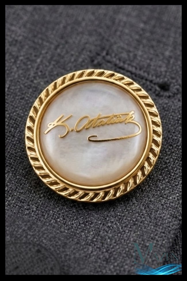 Beyaz Mineli Atatürk İmzalı Yaka Rozeti | Gold Metal Kaliteli | Kararmaz | Unisex Aksesuar | Rozet