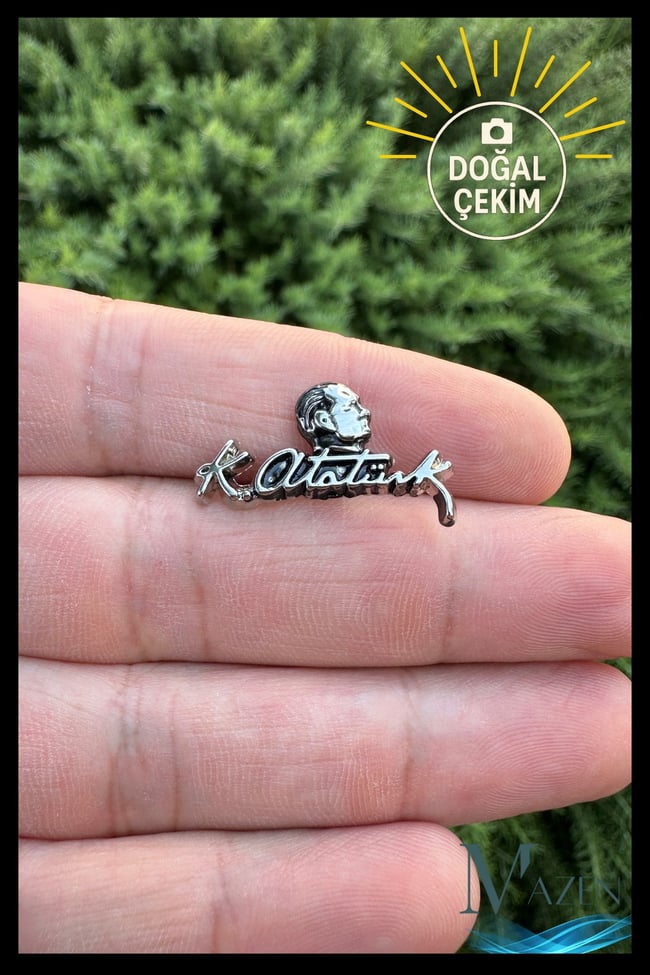 Büstlü Atatürk İmzalı Yaka Rozeti | Gümüş Renk | Metal Kararmaz | Unisex Takı Aksesuar | Rozet