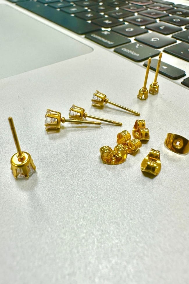 Gold Renk Cerrahi Çelik Üç Çift Tek Taşlı Küpe (Üç Farklı Boy 2mm, 3mm, 4mm)