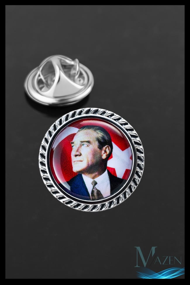 İstikbal Göklerdedir Yaka Rozeti | Atatürk Klasik Portre | Kırmızı Zemin