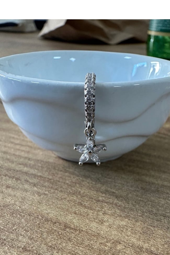 Zirkon Taşlı Minik Taşlı Çiçekli  Sallantılı Kıkırdak Küpe 1 ADET 8 MM