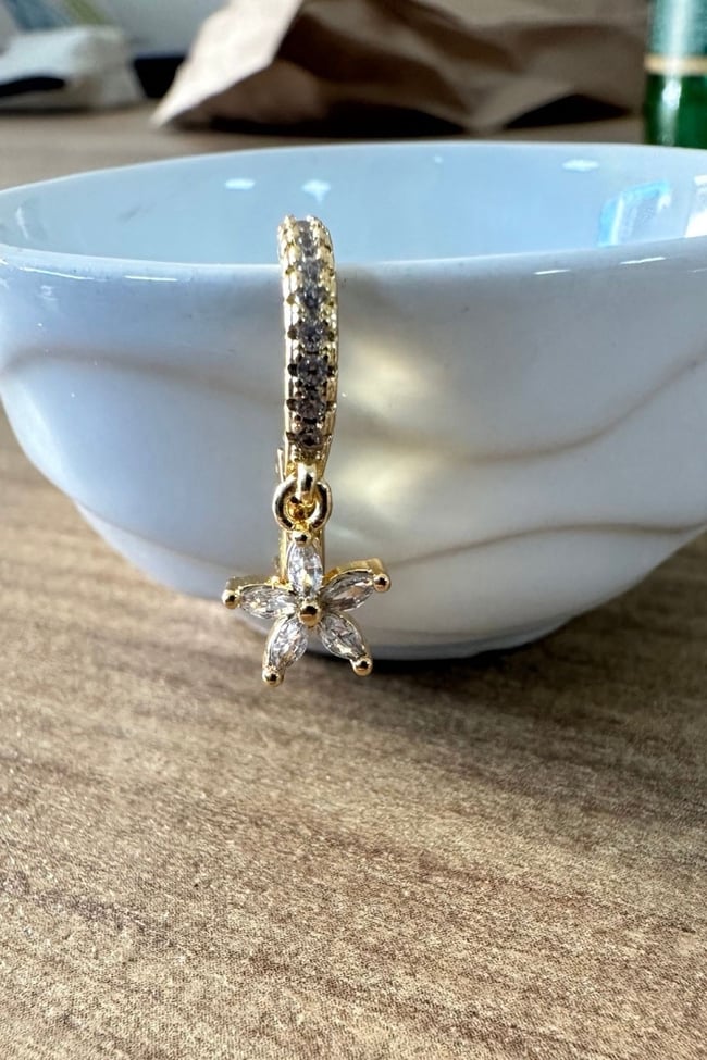 Zirkon Taşlı Minik Taşlı Çiçekli  Sallantılı Kıkırdak Küpe 1 ADET 8 MM