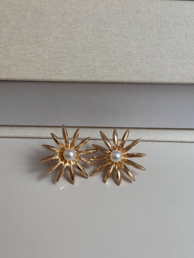 Lerosy Co. Gold Daisy Pearl Earrings Elegant Floral Statement Jewelry For Women