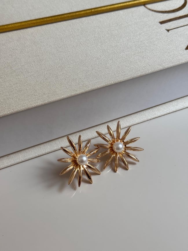 Lerosy Co. Gold Daisy Pearl Earrings Elegant Floral Statement Jewelry For Women