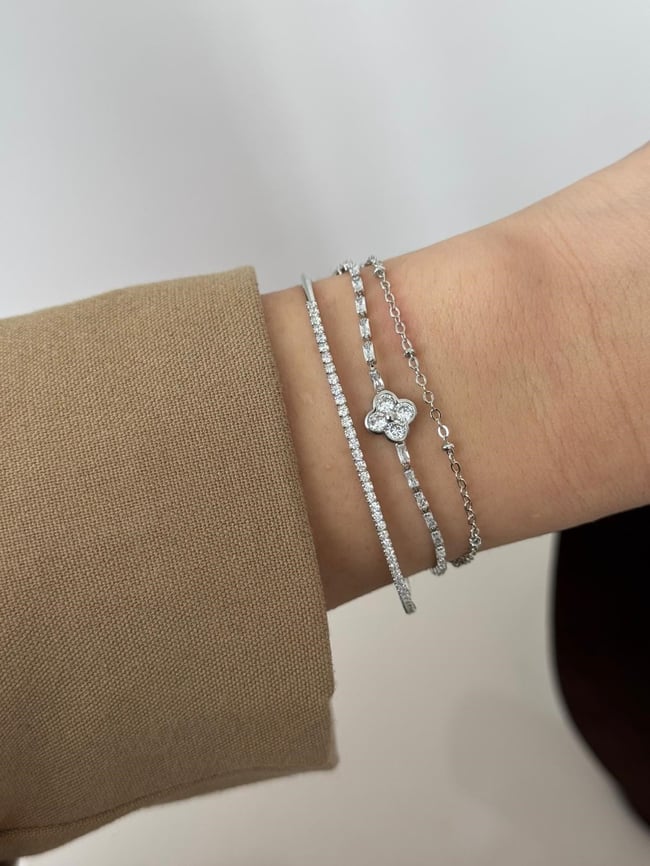 Özel Seri Yonca Figürlü Taşlı Kelepçe Bileklik Silver