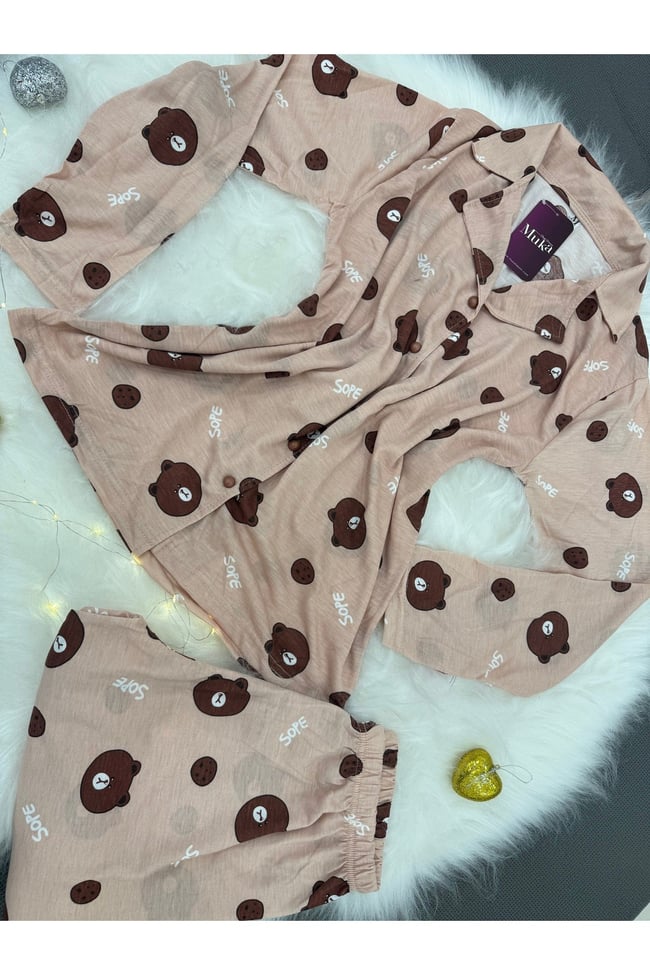 KADIN AÇIK KAHVE MİNİK AYICIK KAFA  BASKILI ÖNDEN DÜĞMELİ RİNG POLİ VİSKON PİJAMA TAKIMI.