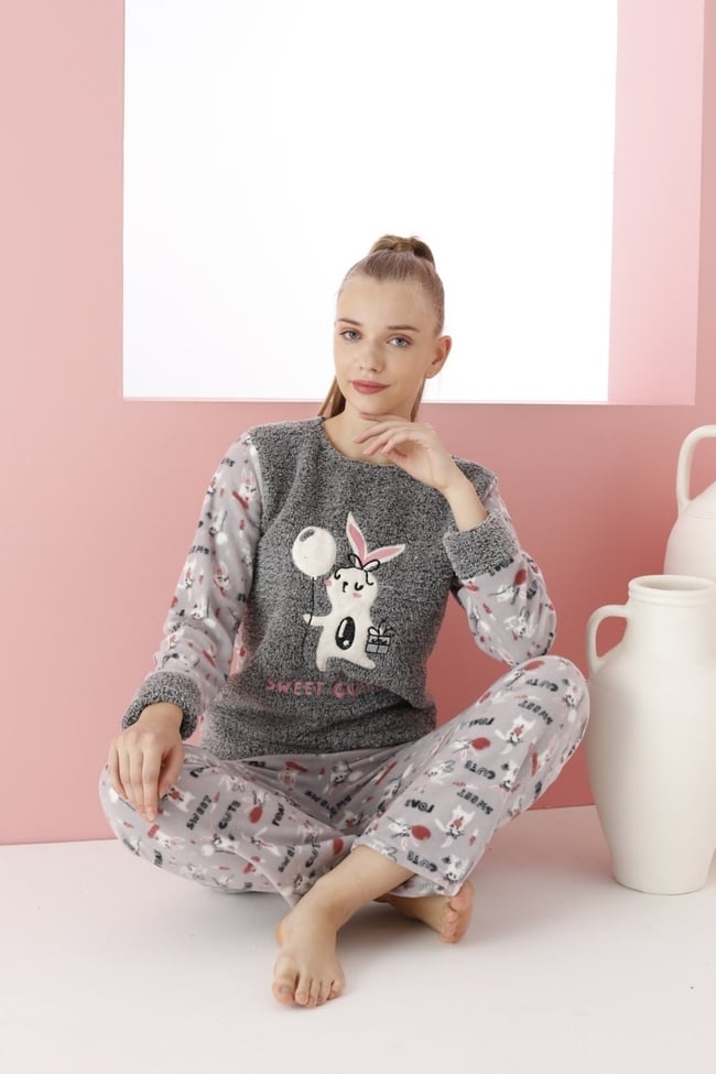 Kadın Antrasit Sevimli Tavşancık Nakışlı Polar Peluş Pijama Takımı.