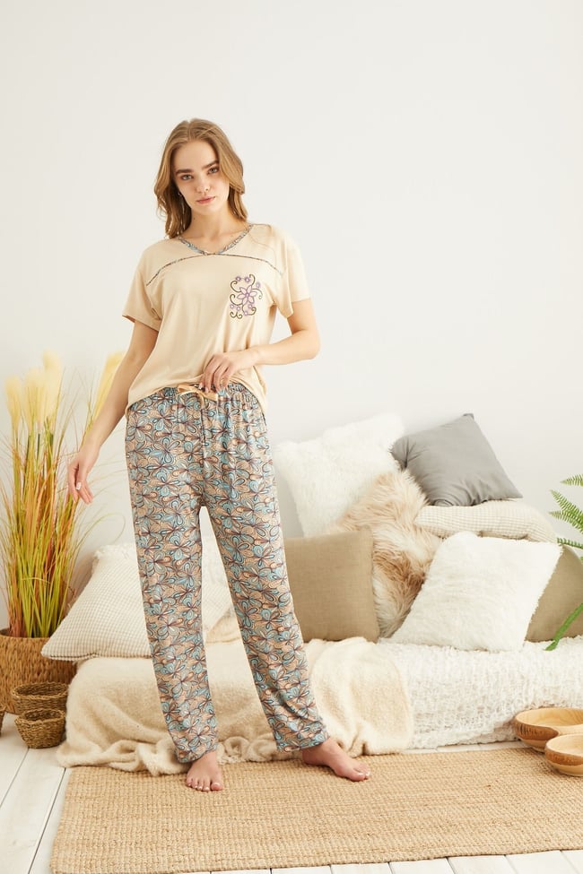 Kadın Bej Çiçek Nakışlı Pijama Takımı.