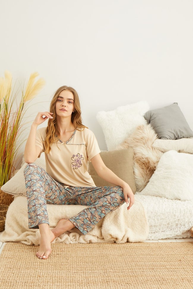 Kadın Bej Çiçek Nakışlı Pijama Takımı.