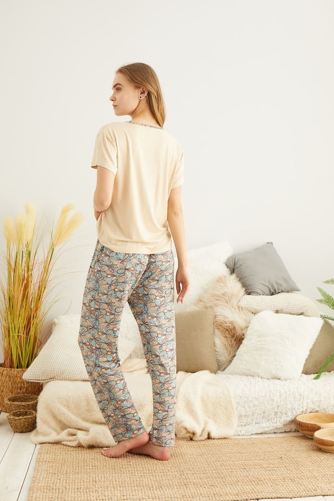 Kadın Bej Çiçek Nakışlı Pijama Takımı.