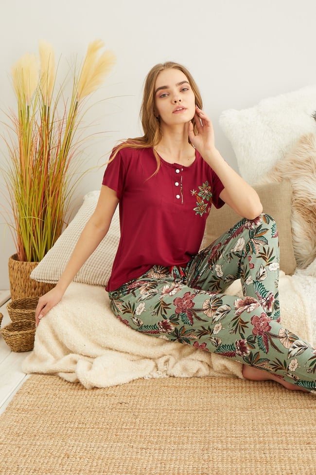 Kadın Bordo Çiçek Nakışlı Düğmeli Pijama Takımı.