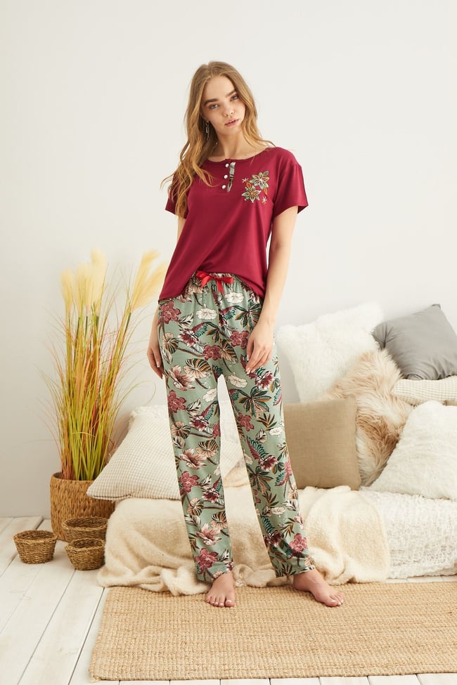 Kadın Bordo Çiçek Nakışlı Düğmeli Pijama Takımı.
