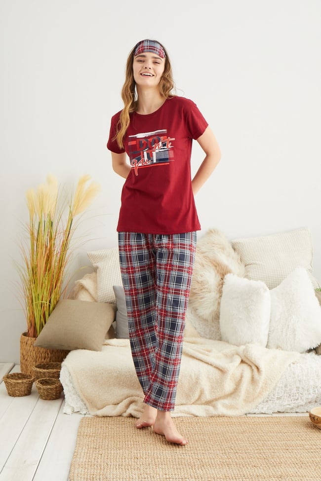 Kadın Bordo Yazı Baskılı Altı Ekoseli Pijama Takımı