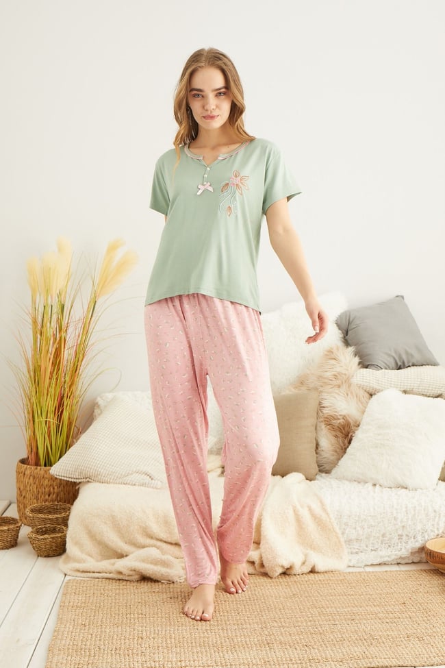 Kadın Çağla Yeşili Çiçek Nakışlı Düğmeli Pijama Takımı