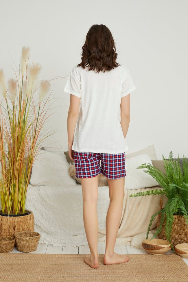 Kadın Ekru Yazı Baskılı Ekoseli Kısa Kollu Şortlu Pijama Takımı.